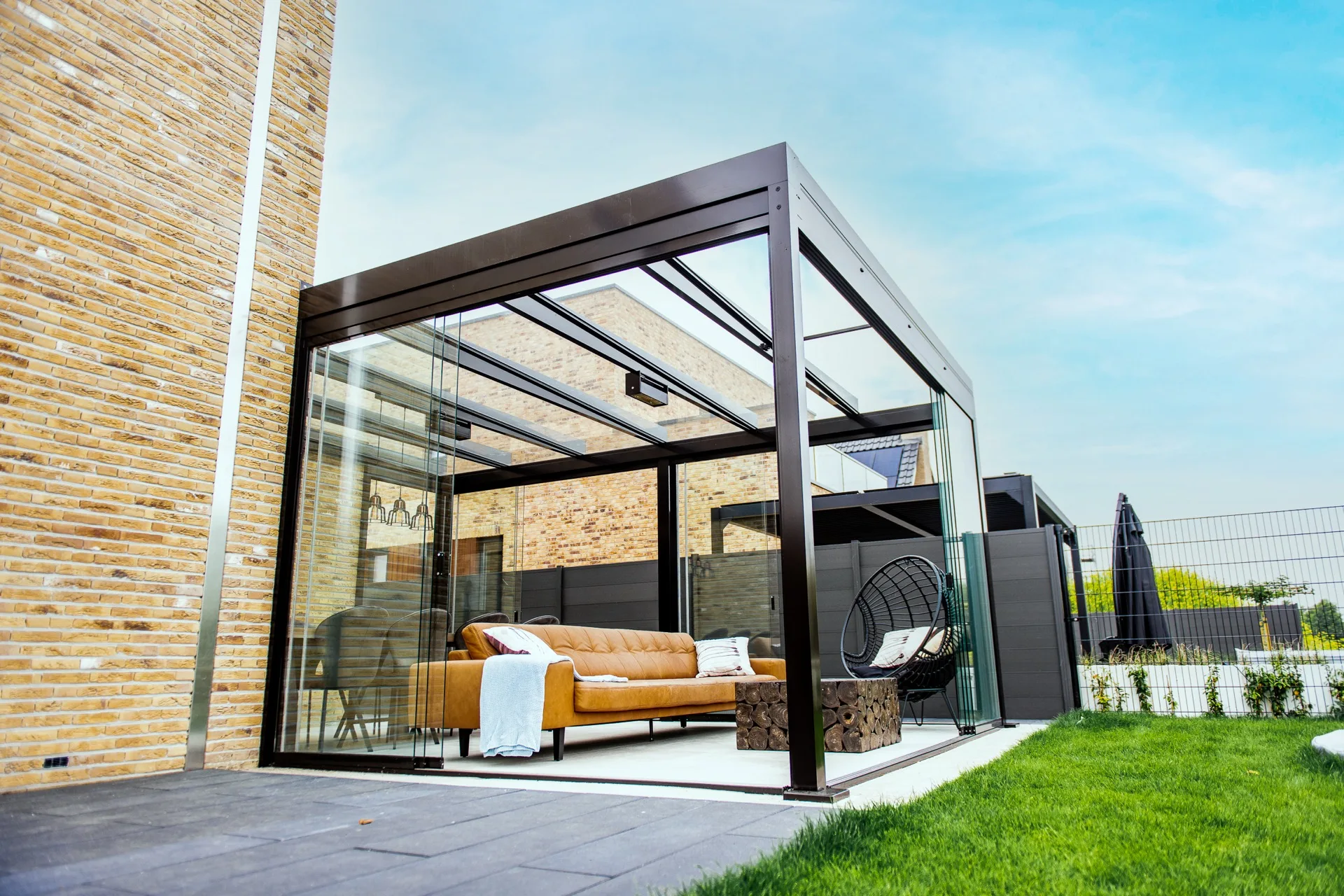 Pergola bioclimatica VetratePremium su terrazzo con vista — Foggia, Puglia